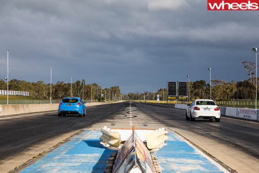 BMW-M2-vs -Ford -Focus -RS-drag -race -at -strip