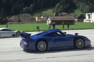 Porsche 911 GT1 vs Mercedes-Benz CLK GTR drag race