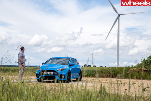 2016-Ford -Focus -RS-in -front -of -windmill