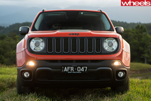 Jeep -Renegade -front -parked -on -hill