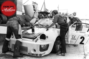 Paul Newman with Porsche pit crew