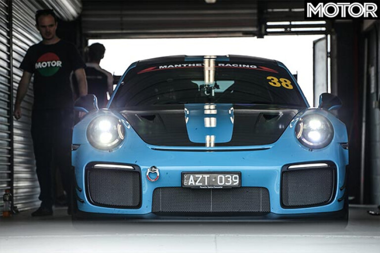 Porsche 911 GT2 RS MR garage