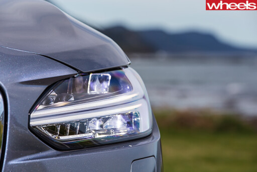 2017-Volvo -S90-headlight