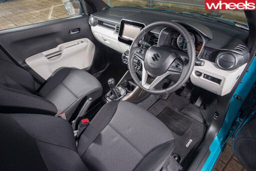 2016-Suzuki -Ignis -driving -interior
