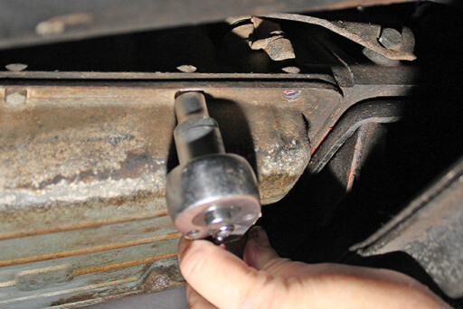 remove transmission retaing bolts