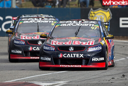 Holden -Commodore -V8-Supercars -driving -track