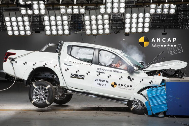 2015 Mitsubishi Triton ANCAP crash test