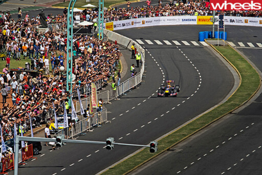 Daniel -Ricciardo -F1-racing -around -circuit