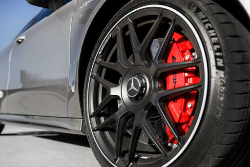 Large brakes and 19-inch wheels with Michelin Pilot Sport 4 S tyres
