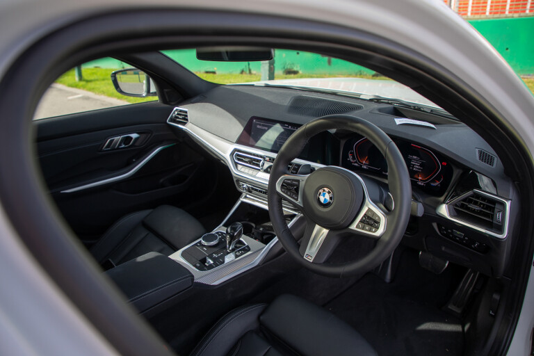 2020 BMW 320i interior