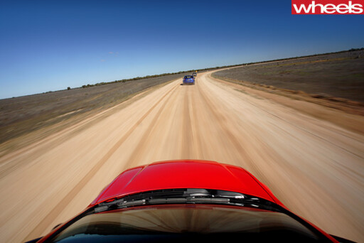 Holden -VE-Commodores -dirt -road