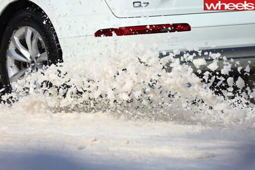 Audi -Q7-Snow -Drift