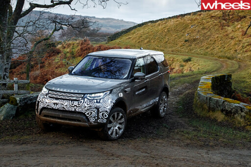 2017-Land -Rover -Discovery -prototype -driving