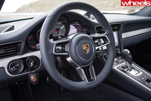 Porsche -911-Carerra -steering -wheel