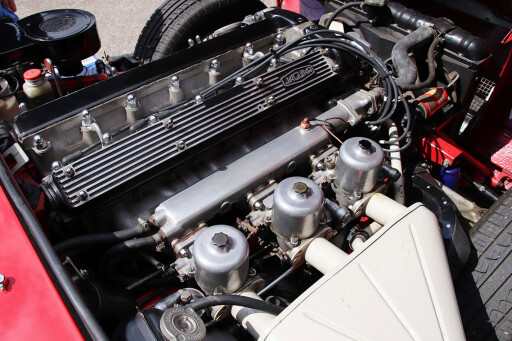 1970-Jaguar-E-type-42-Series-2-roadster-engine.jpg