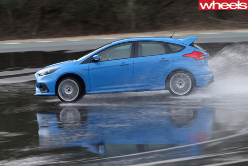 Ford -Focus -drifting -rear -wet