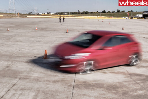 Wheels -tyre -test -car -driving -in -circle
