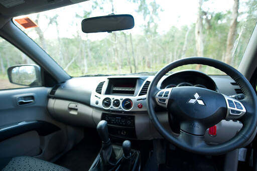 2011-Mitsubishi-Triton-steering-wheel.jpg