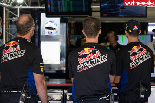 Red -Bull -racing -team -mechanics