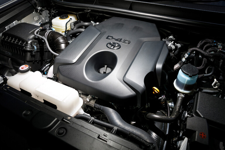 2017-Toyota-LandCruiser-Prado-engine.jpg
