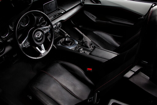 V8-Mazda-MX-5-interior.jpg