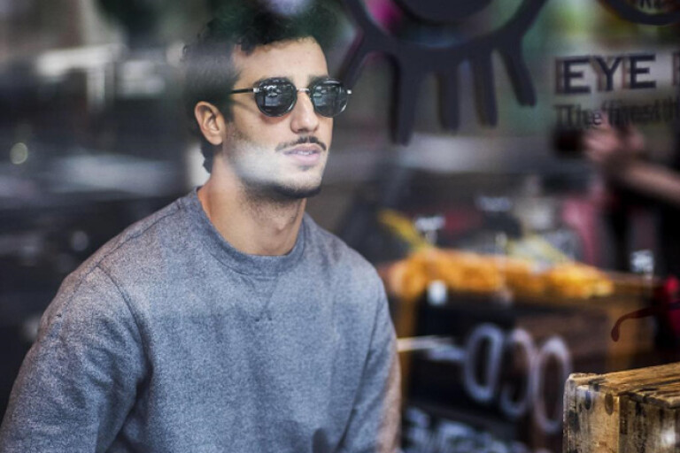 Daniel Ricciardo at cafe