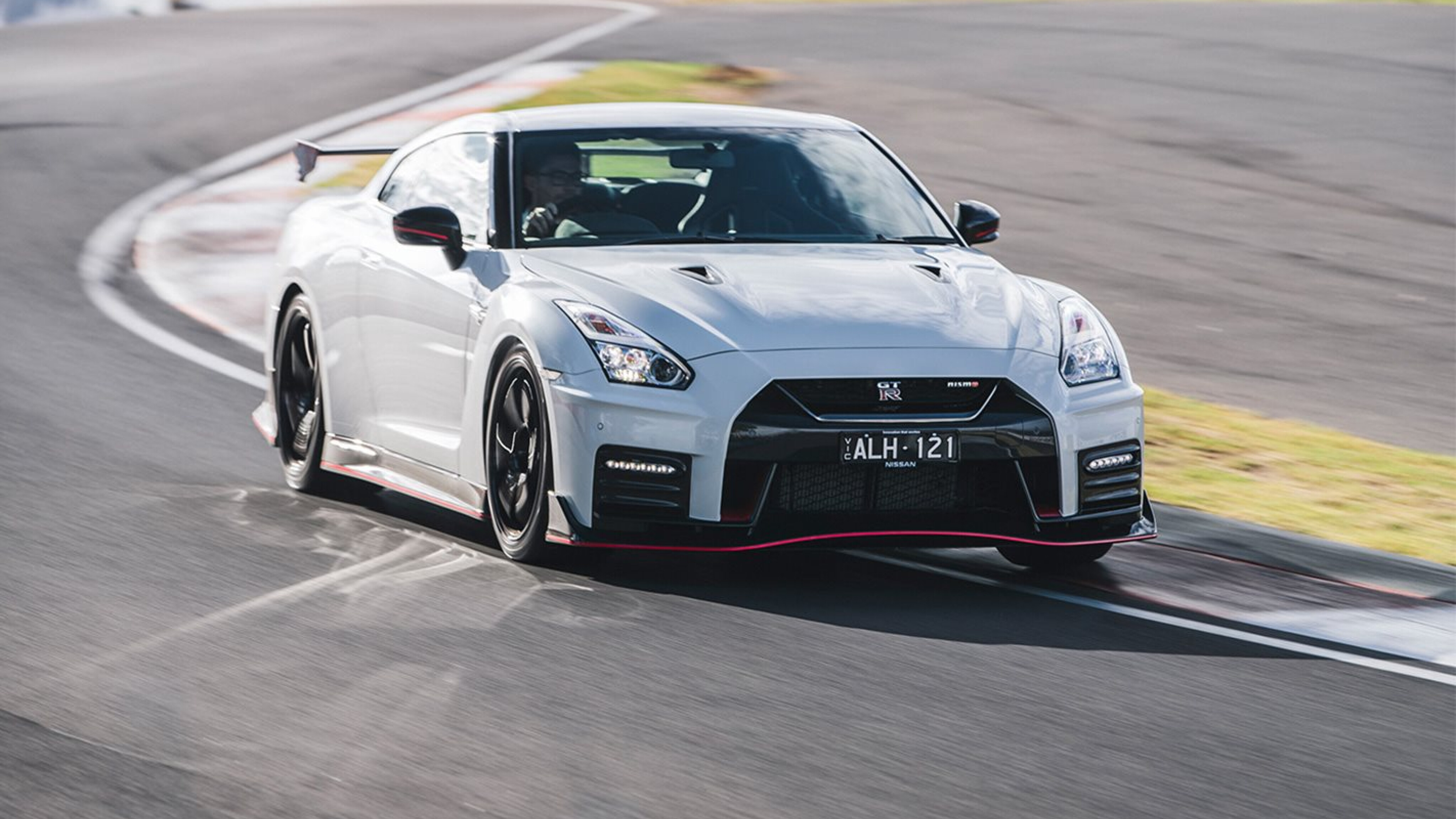 2017 Nissan GT-R NISMO - Specs and Photos of the Updated GTR NISMO