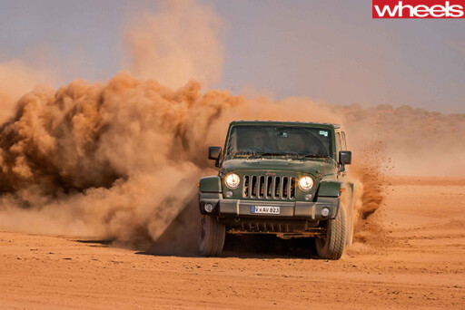 Jeep -Wrangler -desert -driving