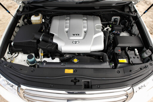 2011 Toyota LandCruiser 200 Series engine.jpg