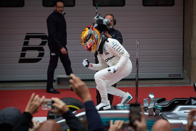 Hamilton wins in China with perfect weekend