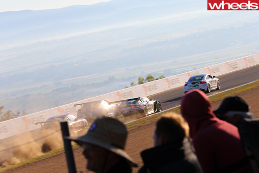 V8-Supercars -crowd -at -track