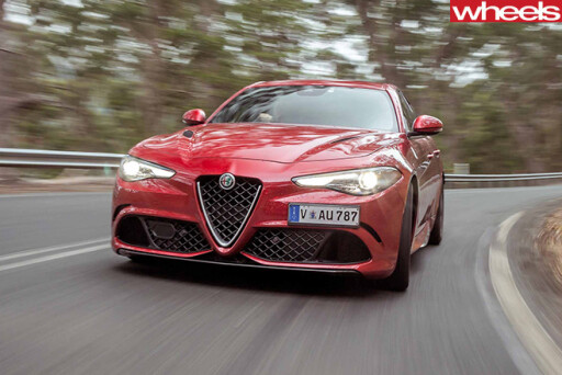 2017-Alfa -Romeo -Giulia -QV-driving -fascia