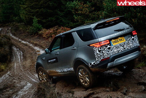 2017-Land -Rover -Discovery -prototype -climbing -rear