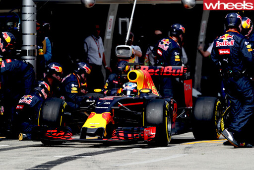 Ricciardo -red -bull -f 1-race -car