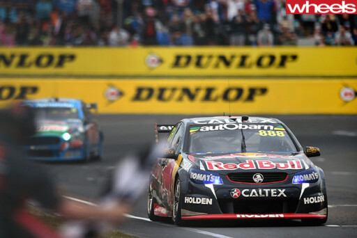 V8-Supercars -driving -front -track
