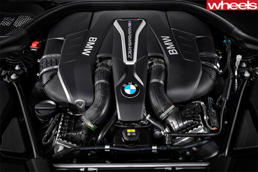 BMW-M550i -2017-engine