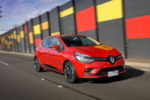 Renault Clio Intens red