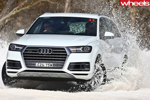 Audi -Q7-Snow -drifting